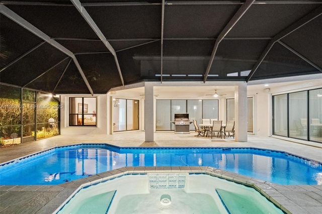 392 Coconut Cir, Weston, FL 33326