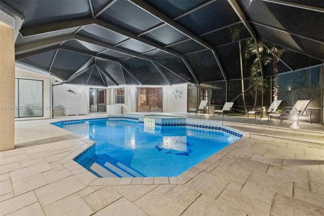 392 Coconut Cir, Weston, FL 33326