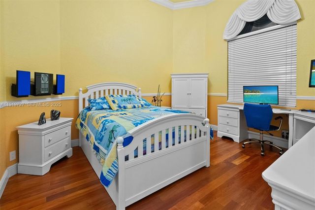 392 Coconut Cir, Weston, FL 33326