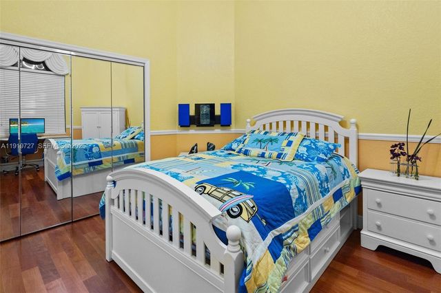 392 Coconut Cir, Weston, FL 33326