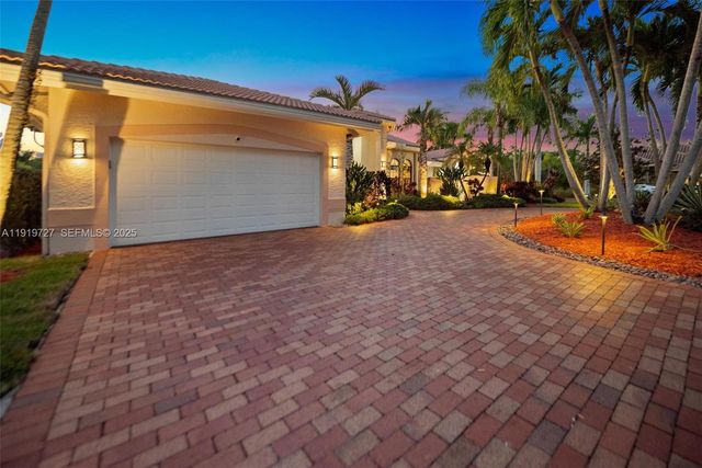 392 Coconut Cir, Weston, FL 33326