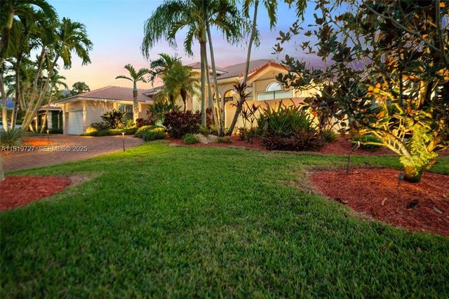 392 Coconut Cir, Weston, FL 33326