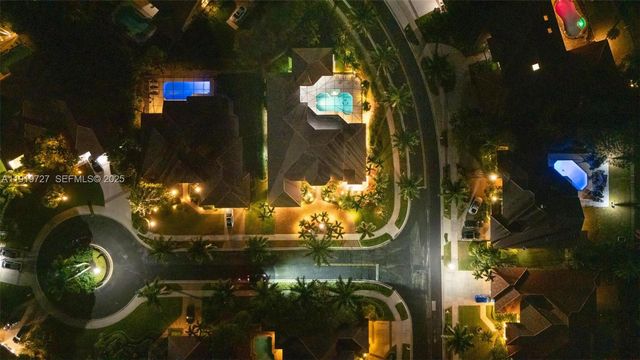 392 Coconut Cir, Weston, FL 33326