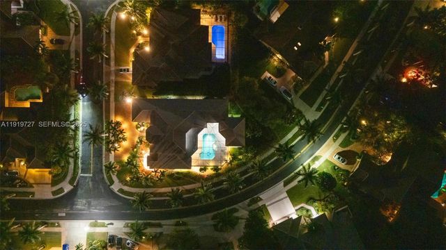 392 Coconut Cir, Weston, FL 33326