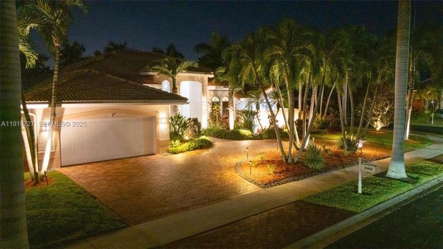 392 Coconut Cir, Weston, FL 33326