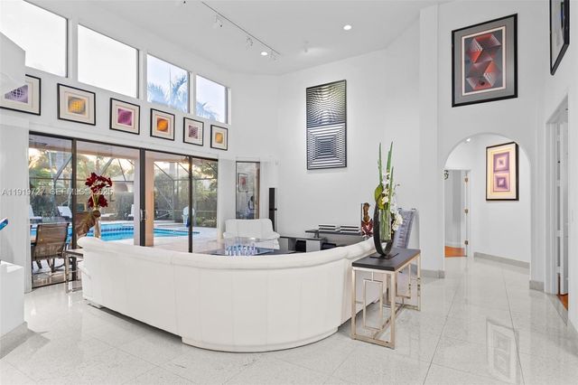 392 Coconut Cir, Weston, FL 33326