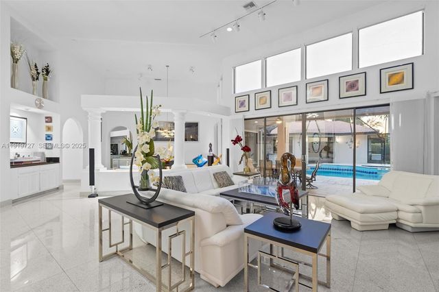 392 Coconut Cir, Weston, FL 33326