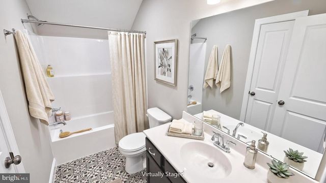 2236 S AUTUMN CHASE DR, Mechanicsburg, PA 17055