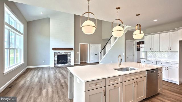 2236 S AUTUMN CHASE DR, Mechanicsburg, PA 17055