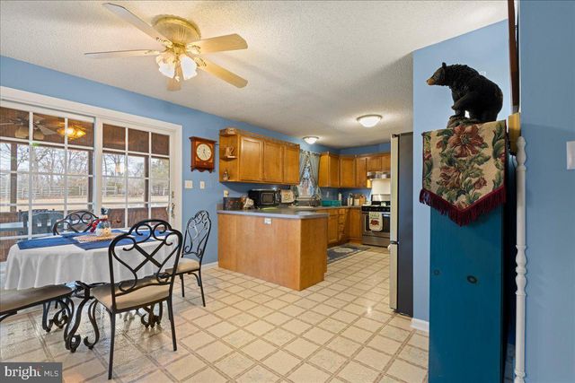 462 CAMELOT BLVD, Falling Waters, WV 25419