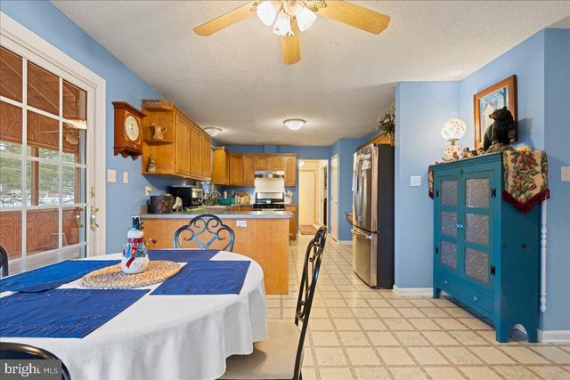 462 CAMELOT BLVD, Falling Waters, WV 25419