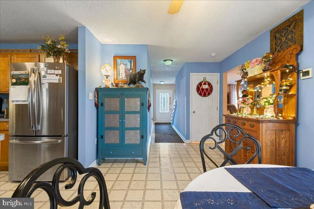 462 CAMELOT BLVD, Falling Waters, WV 25419