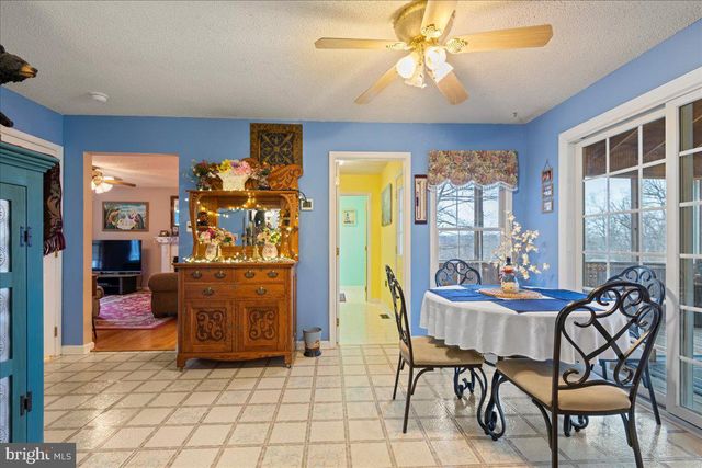 462 CAMELOT BLVD, Falling Waters, WV 25419