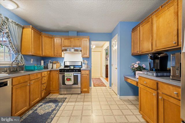 462 CAMELOT BLVD, Falling Waters, WV 25419