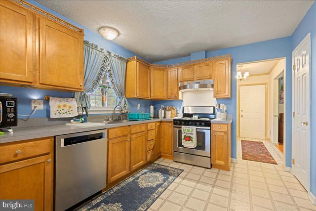 462 CAMELOT BLVD, Falling Waters, WV 25419