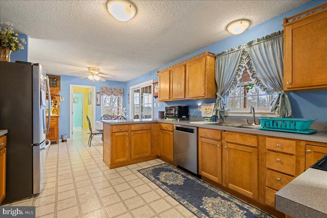 462 CAMELOT BLVD, Falling Waters, WV 25419