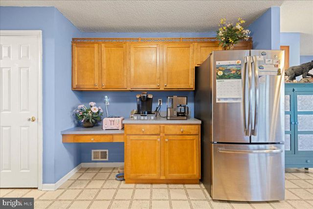 462 CAMELOT BLVD, Falling Waters, WV 25419