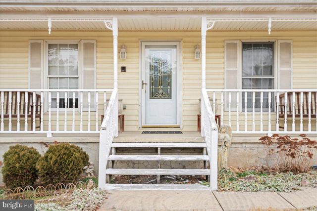 462 CAMELOT BLVD, Falling Waters, WV 25419