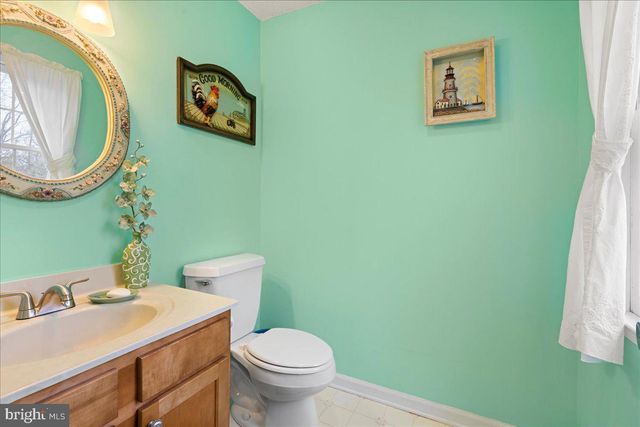 462 CAMELOT BLVD, Falling Waters, WV 25419