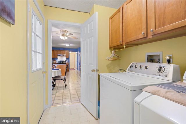 462 CAMELOT BLVD, Falling Waters, WV 25419