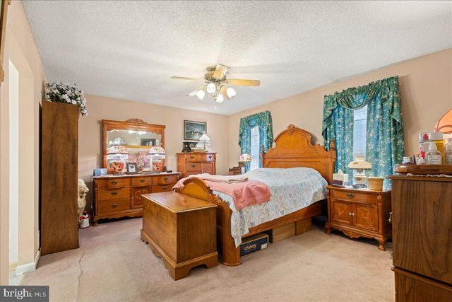 462 CAMELOT BLVD, Falling Waters, WV 25419