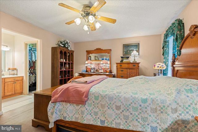 462 CAMELOT BLVD, Falling Waters, WV 25419