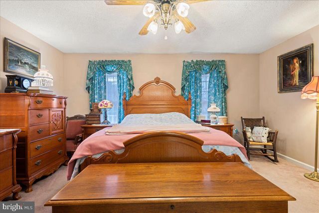 462 CAMELOT BLVD, Falling Waters, WV 25419