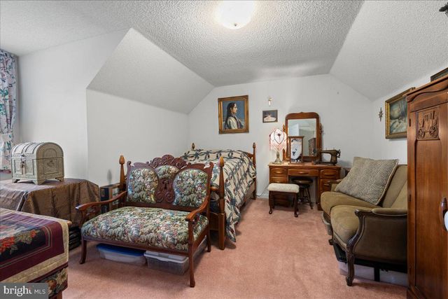 462 CAMELOT BLVD, Falling Waters, WV 25419