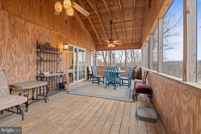 462 CAMELOT BLVD, Falling Waters, WV 25419