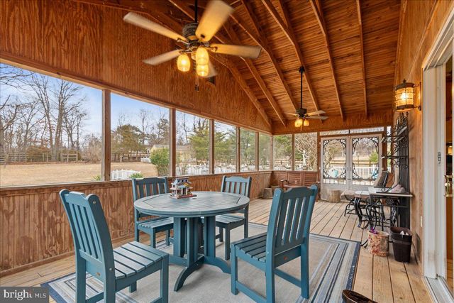 462 CAMELOT BLVD, Falling Waters, WV 25419