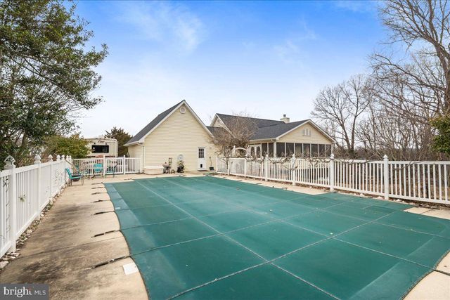 462 CAMELOT BLVD, Falling Waters, WV 25419