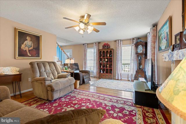 462 CAMELOT BLVD, Falling Waters, WV 25419