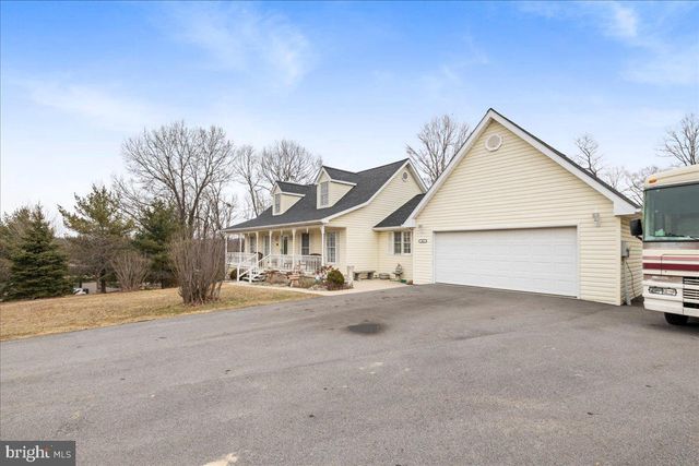 462 CAMELOT BLVD, Falling Waters, WV 25419