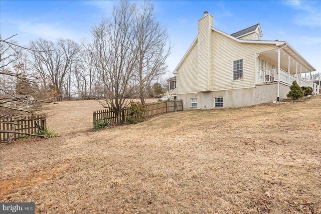 462 CAMELOT BLVD, Falling Waters, WV 25419