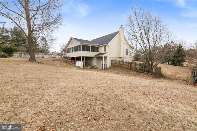 462 CAMELOT BLVD, Falling Waters, WV 25419