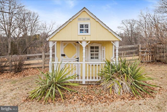 462 CAMELOT BLVD, Falling Waters, WV 25419