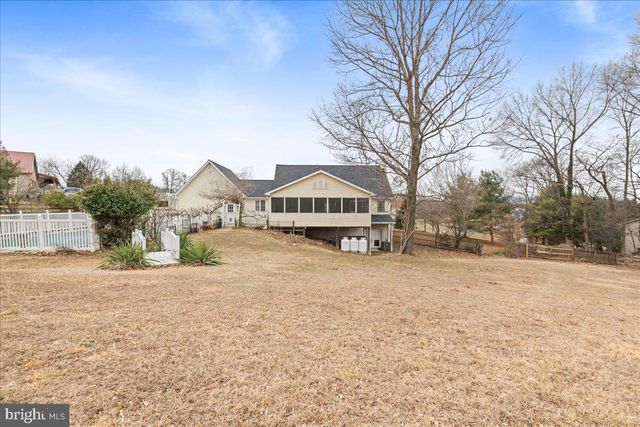 462 CAMELOT BLVD, Falling Waters, WV 25419