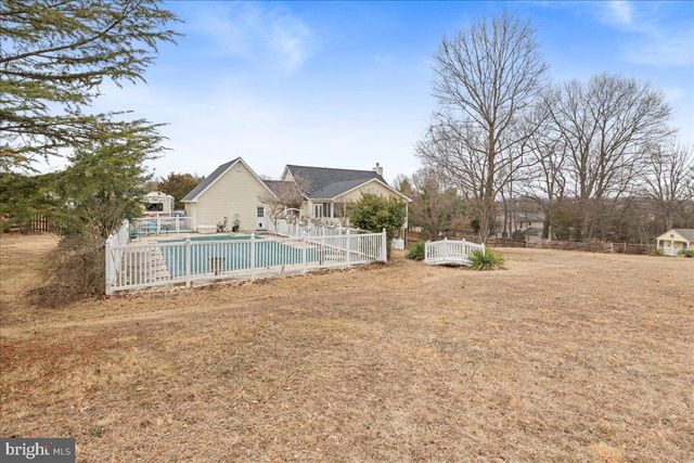 462 CAMELOT BLVD, Falling Waters, WV 25419