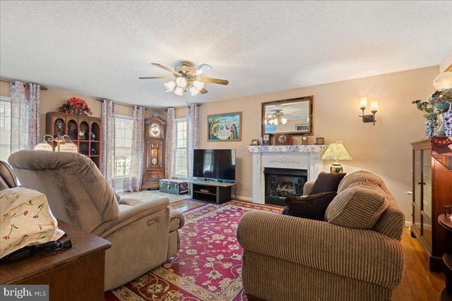 462 CAMELOT BLVD, Falling Waters, WV 25419