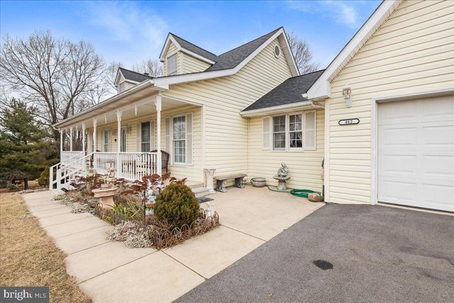 462 CAMELOT BLVD, Falling Waters, WV 25419