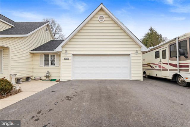 462 CAMELOT BLVD, Falling Waters, WV 25419