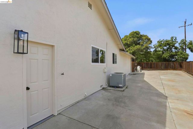 2438 Merritt Pl, Livermore, CA 94550