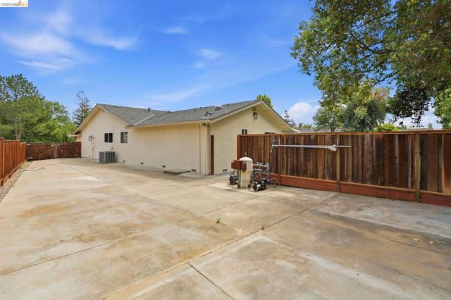 2438 Merritt Pl, Livermore, CA 94550