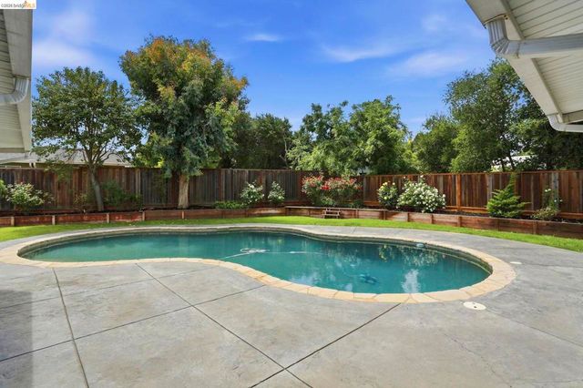 2438 Merritt Pl, Livermore, CA 94550