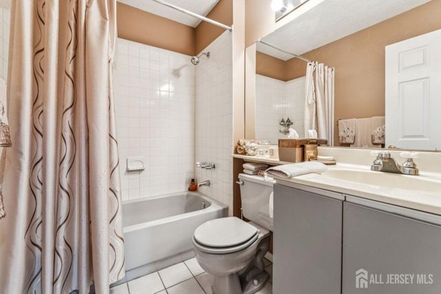 75 Linda Lane, Edison, NJ 08820