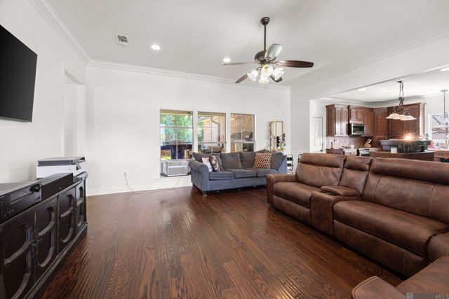 722 E Oak Haven St, Gonzales, LA 70737
