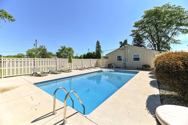 6652 Big Bend ROAD, Waterford, WI 53185