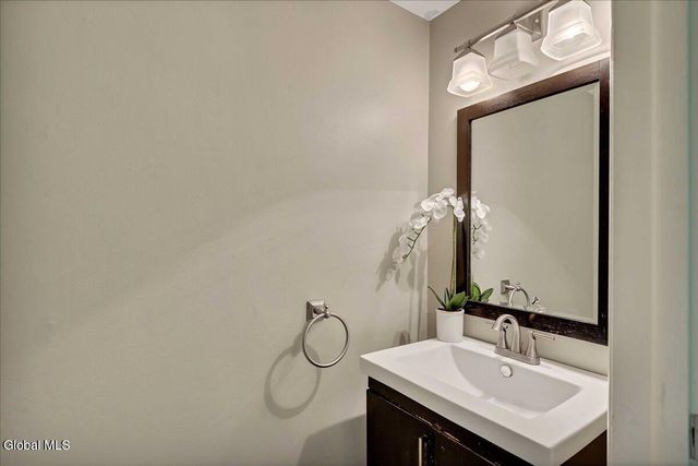 132 Point Of Woods Drive, Albany, NY 12203