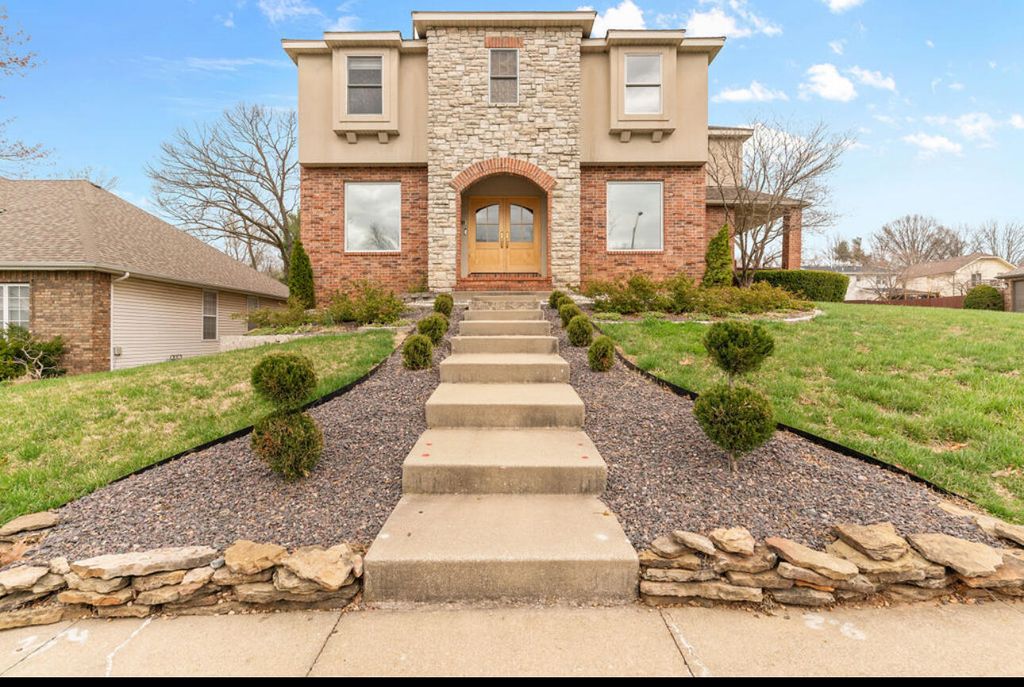 903 East Gaslight Drive, Springfield, MO 65810