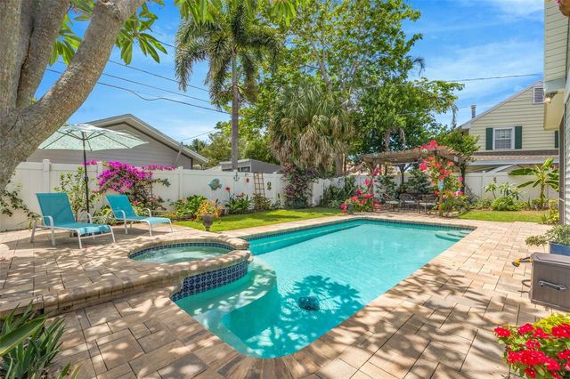 852 35TH AVENUE N, St Petersburg, FL 33704